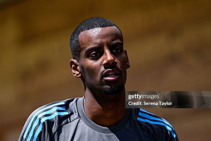 Isak còn 3 năm hợp đồng với Newcastle nhưng tâm trí hiện tại chỉ hướng về Liverpool