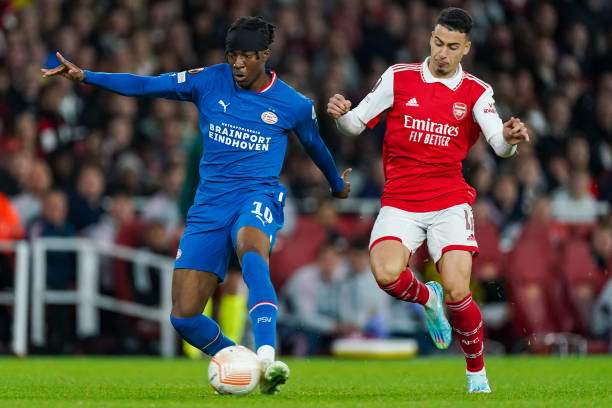 3 năm trước, Madueke và Martinelli đối đầu nhau ở cùng cánh trong một trận đấu tại Europa League. Bây giờ, họ có thể sẽ cùng cánh nhưng sẽ tranh nhau 1 vị trí trên hàng công Arsenal