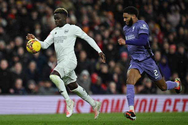 Joe Gomez đã từng phong tỏa được Saka, và anh chơi đầu tốt vì vốn là trung vệ