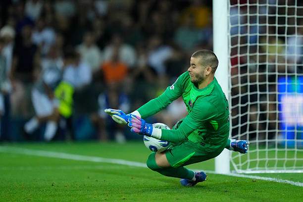 Chevalier cản phá được cú sút của Van De Ven, góp công lớn&nbsp;giúp PSG thắng 4-3 trong loạt đấu 11m.