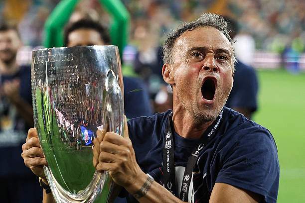 HLV Luis Enrique nâng cúp thứ 5 trong năm 2025 với PSG,&nbsp;ngoài ra&nbsp;ông còn đánh dấu&nbsp;danh hiệu Siêu cúp châu Âu thứ 2 với 2 CLB khác nhau (trước đó vào năm 2015 với Barcelona).