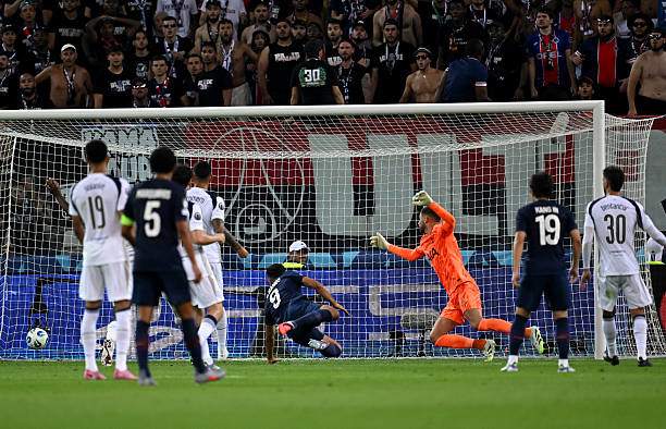 Goncalo Ramos băng vào đánh đầu gỡ hòa 2-2 cho PSG ở phút 90+4, đưa trận đấu vào loạt sút luân lưu.