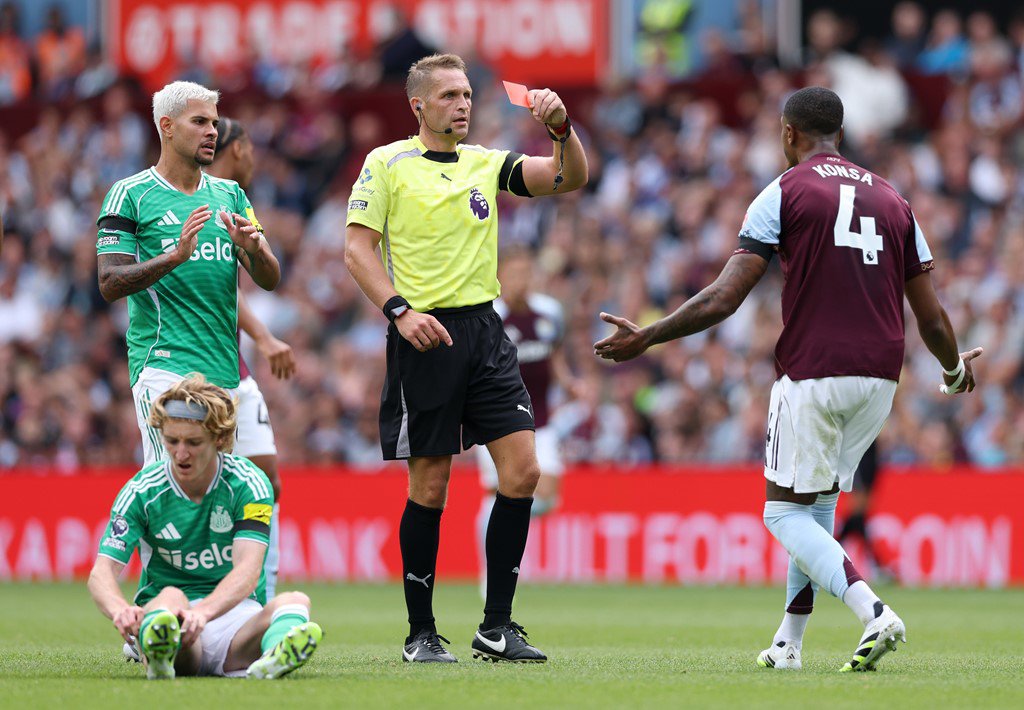 Aston Villa chỉ còn 10 người sau thẻ đỏ của Konsa, kéo ngã Gordon trước khi Gordon kịp thoát xuống