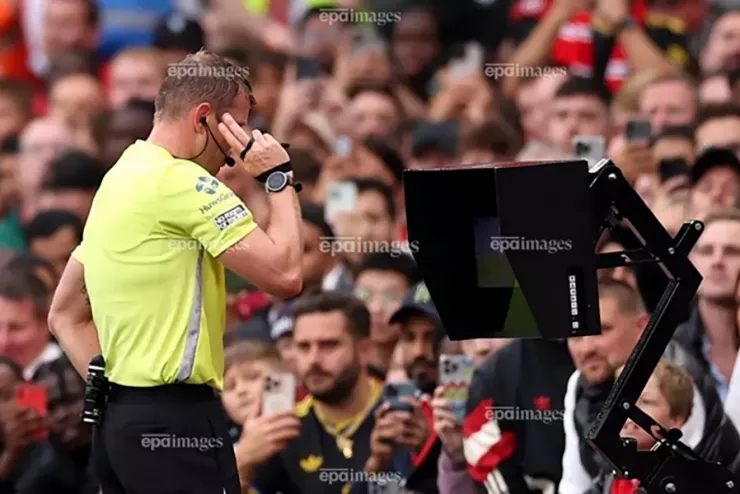 PGMOL thừa nhận trọng tài mắc lỗi khi Chelsea và MU hưởng lợi từ VAR. ẢNH: EPA