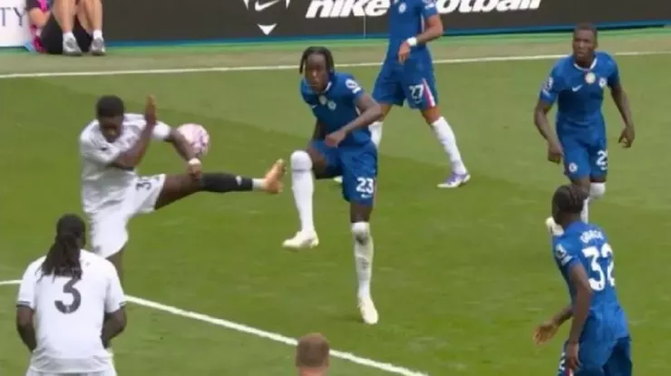 Sessegnon bị phạt vì dùng tay chơi bóng trong vòng cấm. ẢNH: TNT SPORTS