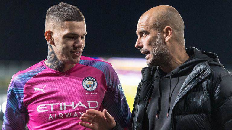 Ederson (áo hồng) là niềm tự hào của Guardiola (áo đen) gần thập kỷ qua.