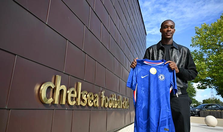 Chelsea chiêu mộ&nbsp;Emanuel Emegha