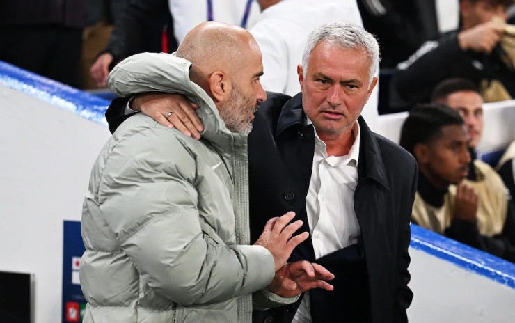 HLV Mourinho (bên phải)&nbsp;trao đổi với HLV Maresca