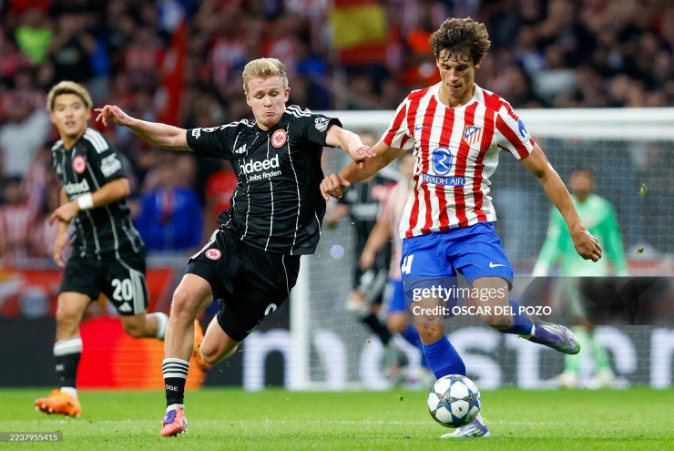 Atletico (áo đỏ trắng) chiếm thế chủ động