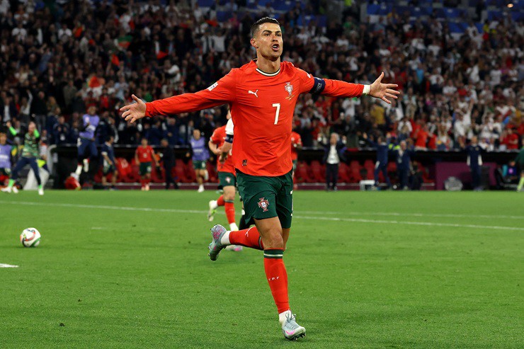 Ronaldo&nbsp;tiếp tục chứng minh anh vẫn là hiện tượng toàn cầu, bất chấp tuổi tác