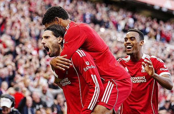 Szobozslai với cú đá phạt đẳng cấp đã đưa Liverpool lên độc chiếm ngôi đầu bảng
