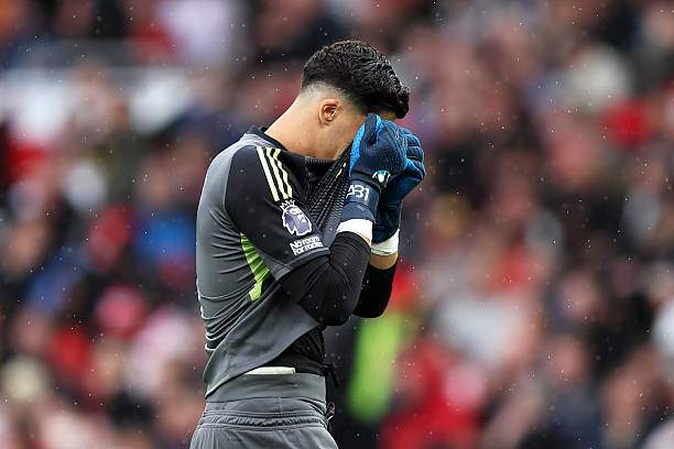 Bayindir đã mắc sai lầm dẫn tới bàn thua trước cả Arsenal &amp; Burnley