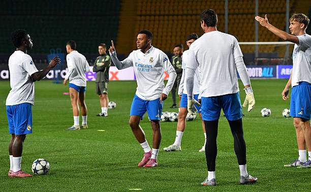 Real Madrid đã phải bay mất nửa ngày để tới được Almaty