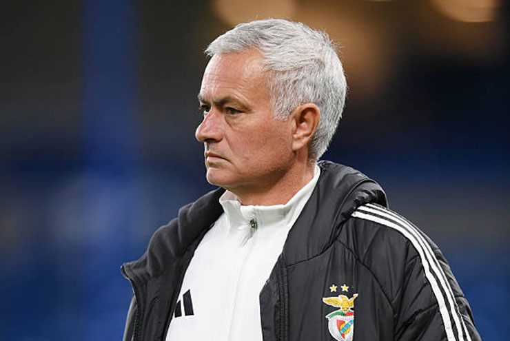 Mourinho giám sát buổi tập của Benfica sau buổi họp báo