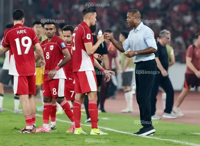 PSSI sẽ phải cân nhắc kỹ lưỡng nếu muốn sa thải HLV Kluivert. Ảnh: EPA.