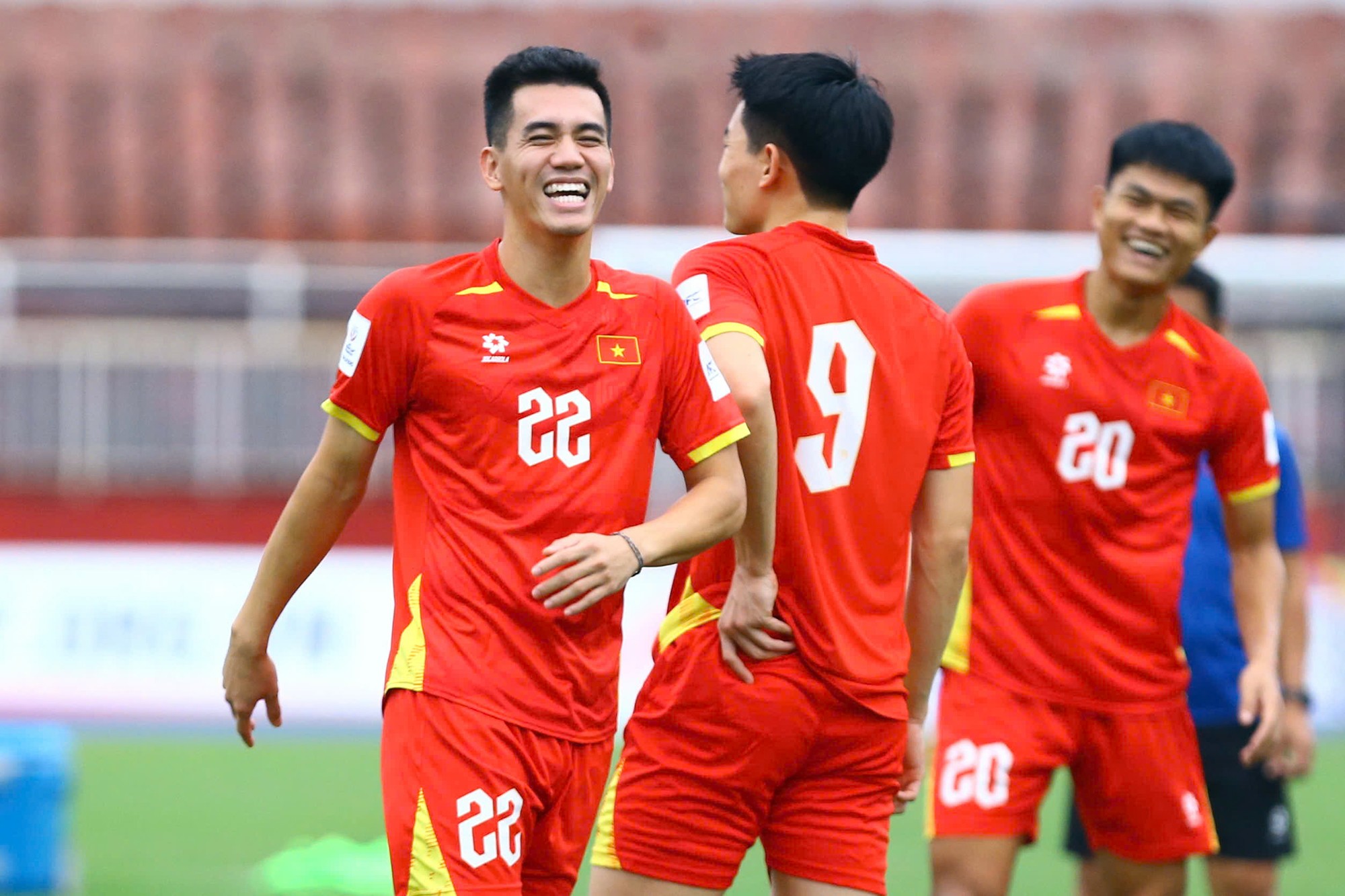 Nụ cười tươi hết cỡ của Tiến Linh ở buổi tập lúc 17h chiều 13/10 của ĐT Việt Nam trên sân Thống Nhất, sân bóng đá Nepal chọn làm sân nhà ở vòng loại Asian Cup 2027.