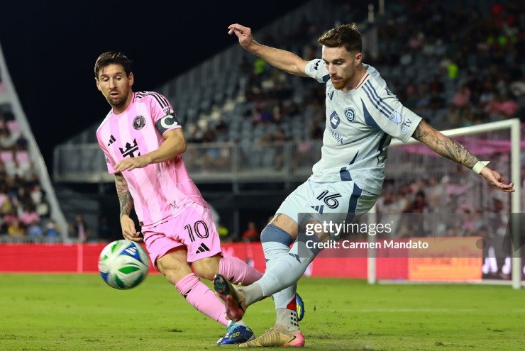 Messi thi đấu khá nỗ lực trong hiệp một