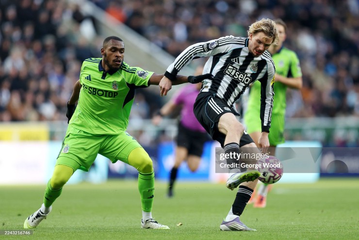 Newcastle tấn công ngay sau tiếng còi khai cuộc
