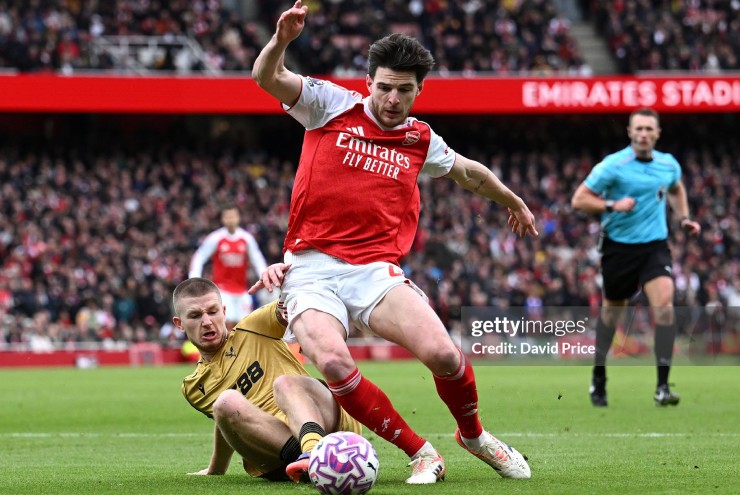 Arsenal thi đấu khá vất vả trong hiệp một
