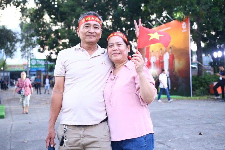 Thanh xuân đã qua nhưng nhiệt huyết dành cho ĐT Việt Nam của những CĐV lớn tuổi vẫn còn nguyên