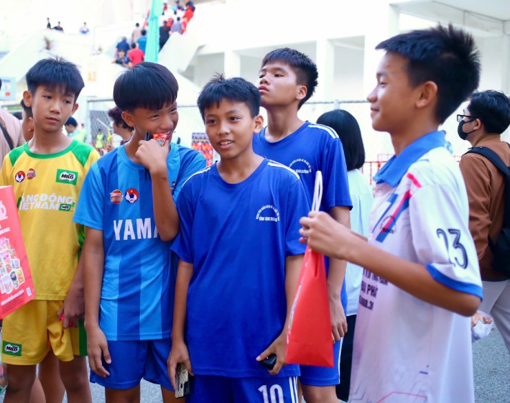 Các cầu thủ nhí tới từ một số lò đào tạo cũng có dịp tới sân xem các đàn anh thi đấu&nbsp;