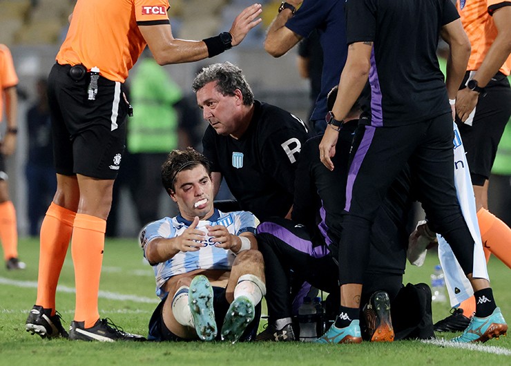 Marcos Rojo khiến đồng đội&nbsp;Santiago Sosa rời&nbsp;sân sau pha va chạm mạnh