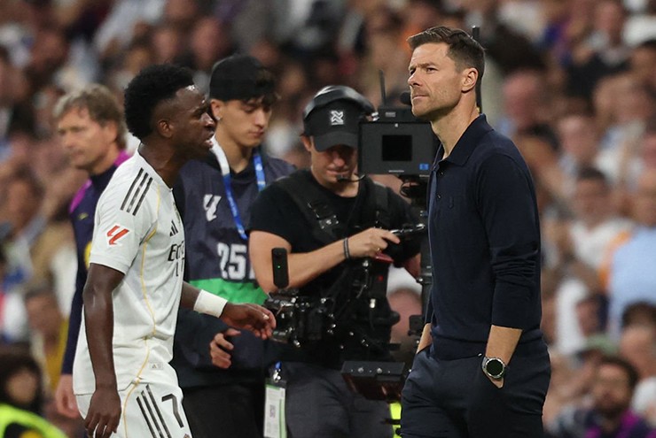 Vinicius tỏ rõ sự tức giận khi bị HLV Alonso thay ra&nbsp;trong hiệp hai và đi thẳng vào đường hầm