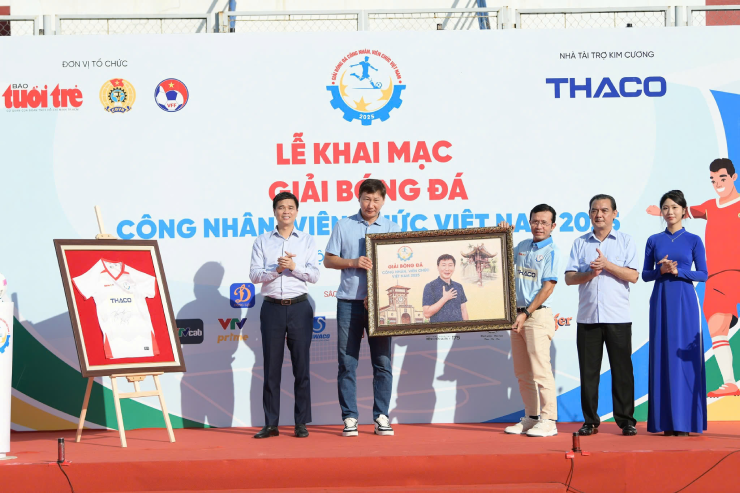 Chiến lược gia&nbsp;người Hàn Quốc nhận quà tặng ý nghĩa từ ban tổ chức