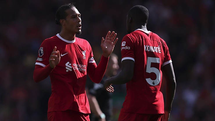Van Dijk và Konate đang chơi thiếu ăn ý
