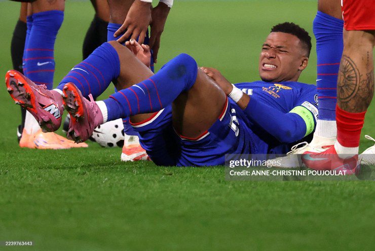 Hình ảnh đáng lo với người hâm mộ yêu mến Mbappe