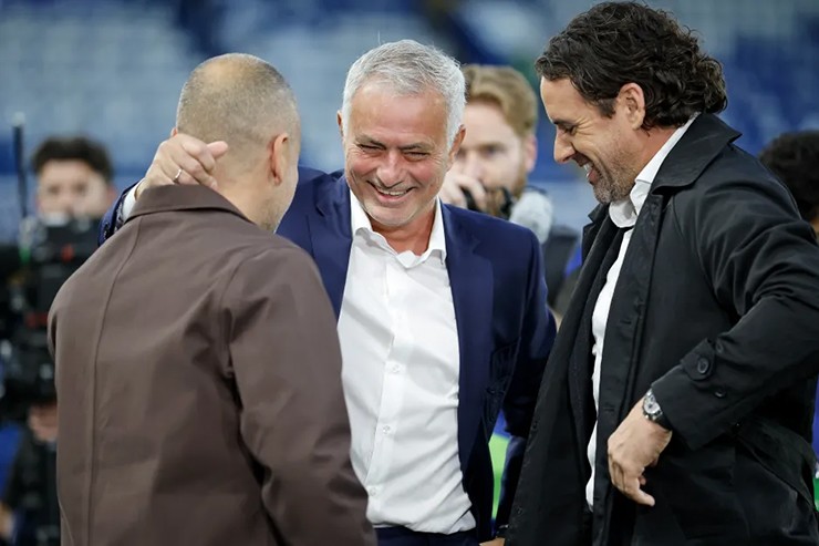 Mourinho gặp lại&nbsp;Joe Cole và Owen Hargreaves trước trận đấu.