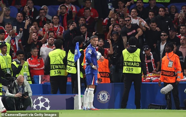 Tiền vệ người&nbsp;Argentina phải trì hoãn quả phạt góc vì người hâm mộ Benfica ném đồ vật vào người anh