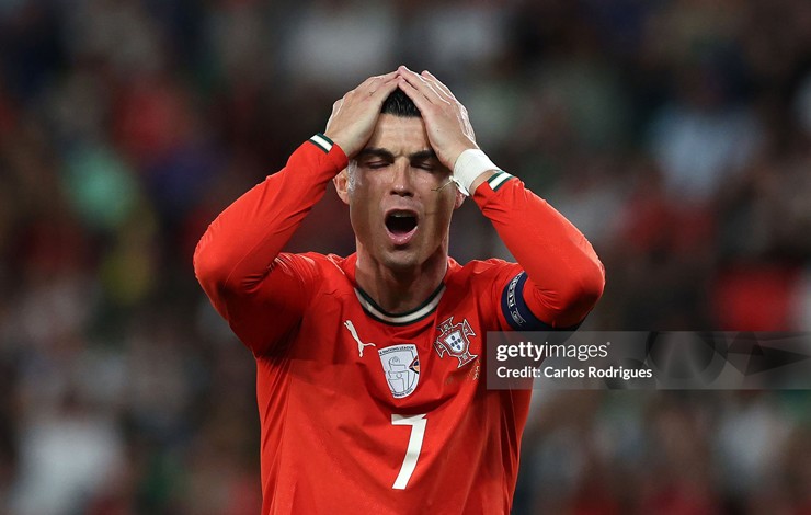 Ronaldo bỏ lỡ quả pen&nbsp;