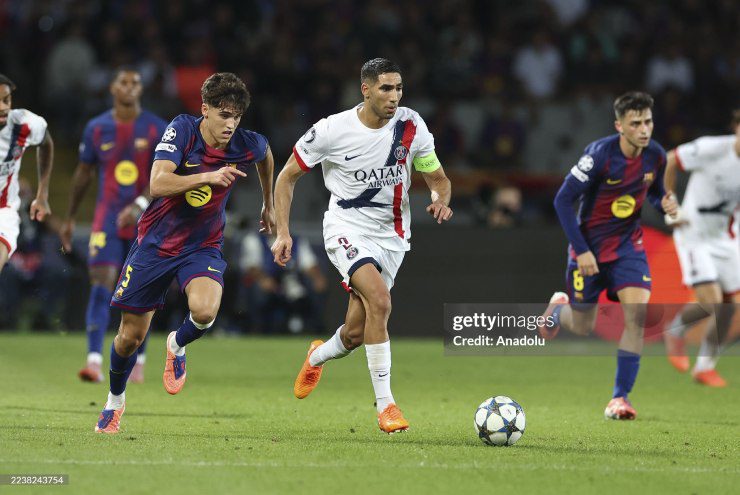 PSG (áo trắng) đánh bại Barca ngay trên sân khách