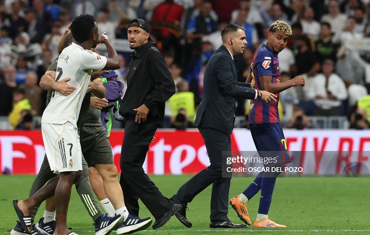 Vinicius&nbsp;cố gắng tiến đến gây hấn với Yamal khi ngôi sao&nbsp;trẻ của Barcelona được lực lượng an ninh hộ tống rời sân
