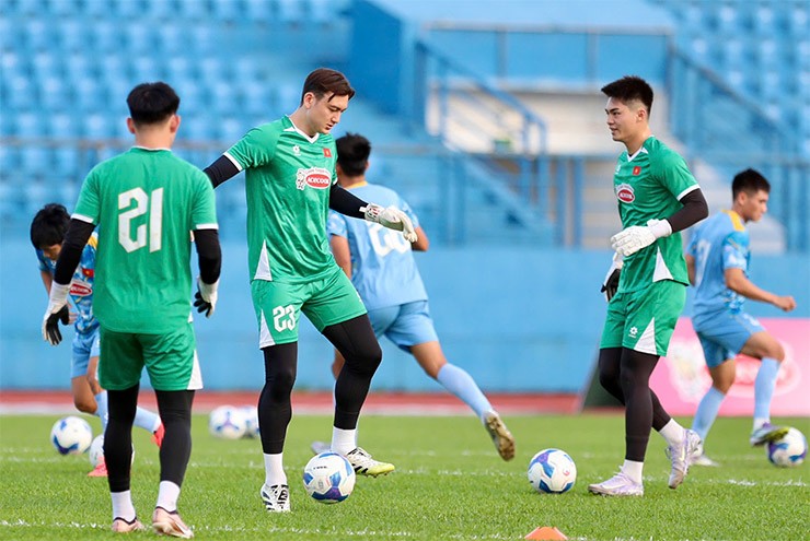 Văn Lâm tích cực tập luyện