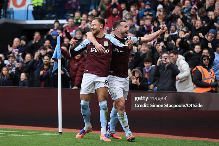 Aston Villa lại gây khó dễ tới Man City