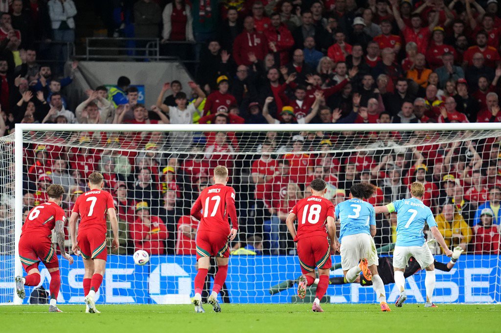 De Bruyne gỡ hòa cho Bỉ từ chấm 11m