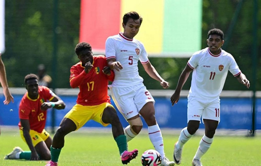 U23 Indonesia (áo trắng) có 3 trận để lấy vé đi Olympic 2024 và chỉ cần thắng 1 trận, nhưng họ thua cả 3