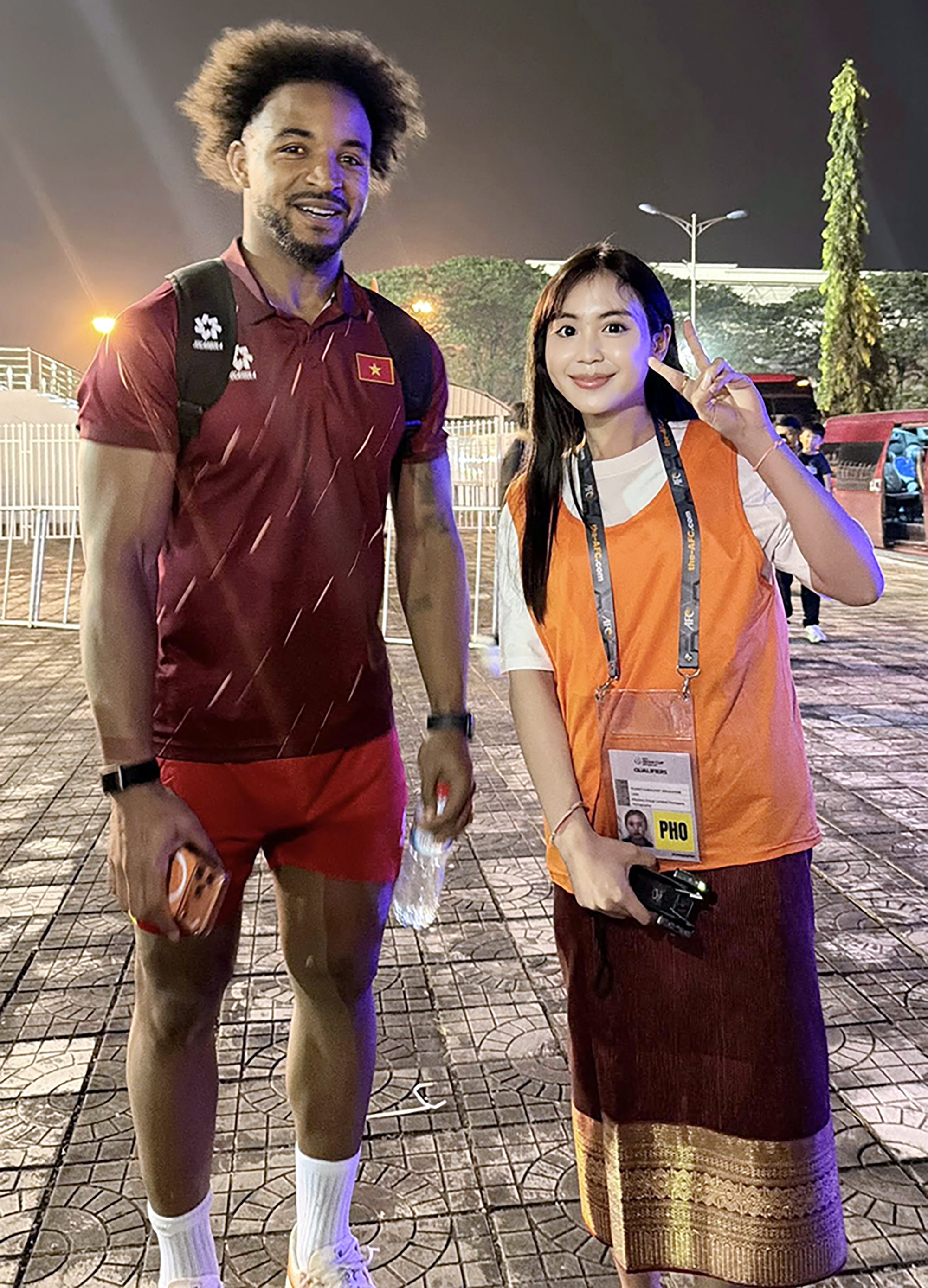Kết thúc buổi tập của ĐT Việt Nam, Xuân Son được "Maysaa - cô gái Lào" kèm khá chặt. Maysaa sinh năm 2001,&nbsp;tên thật là&nbsp;Bouavone Phanthabouasy, cô đang là sinh viên của trường&nbsp;Đại học Kinh tế Quốc dân Hà Nội. Maysaa sắm vai cô phóng viên Lào duy nhất có mặt ở buổi tập của ĐT Việt Nam tối ngày 18/11.&nbsp;