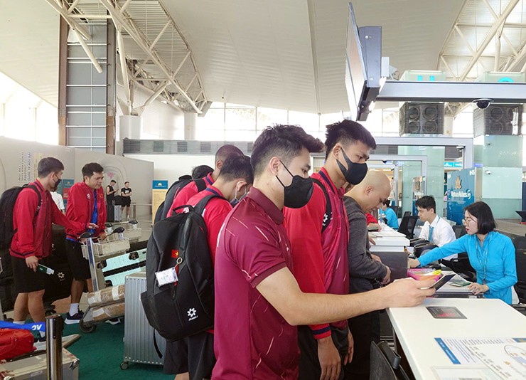 Sau khi đến sân bay, các học trò của HLV Kim Sang Sik nhanh chóng làm thủ tục. Chuyến bay đưa ĐT Việt Nam đi Viêng Chăn đã cất cánh lúc 9h35 sáng ngày 15/11.&nbsp;
