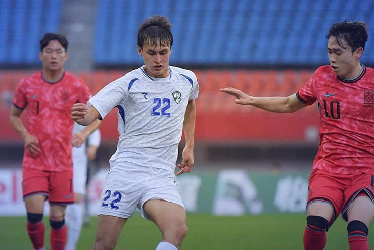 U22 Uzbekistan (áo trắng) chỉ duy trì được thế cân bằng tới hết hiệp 1