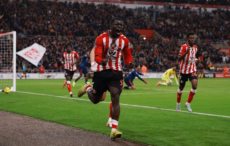 Brobbey ghi bàn giúp Sunderland giữ 1 điểm ở lại sân Ánh sáng