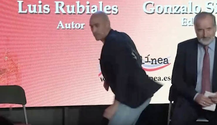 Luis Rubiales bị chú ruột ném trứng