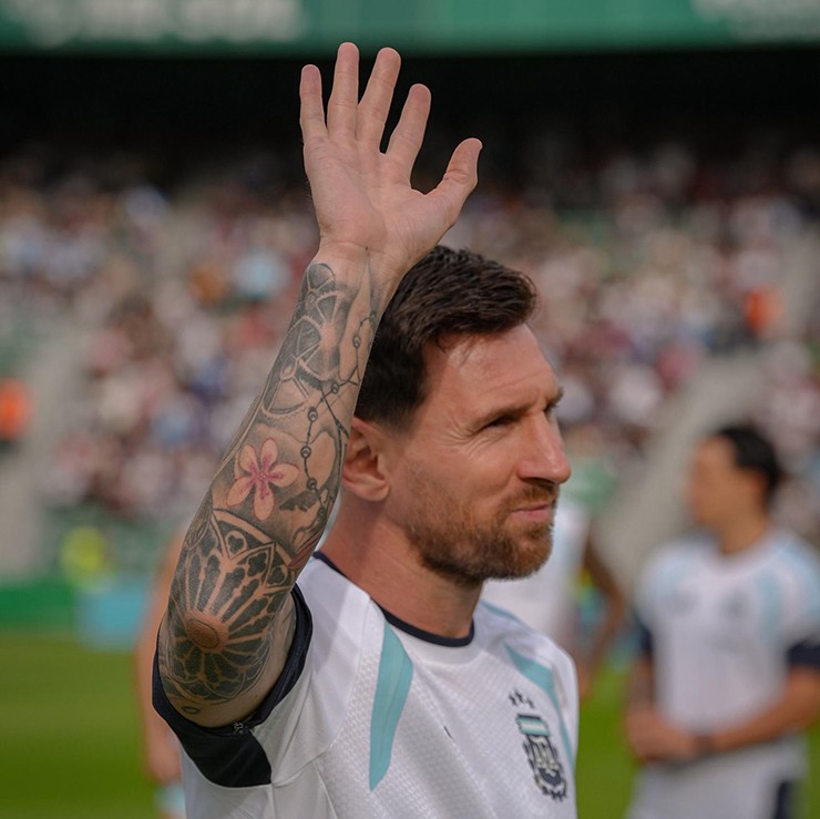 Messi không giấu được sự xúc động trước tình cảm của người hâm mộ dành cho mình