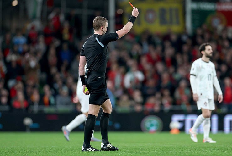 Trọng tài rút thẻ đỏ với CR7