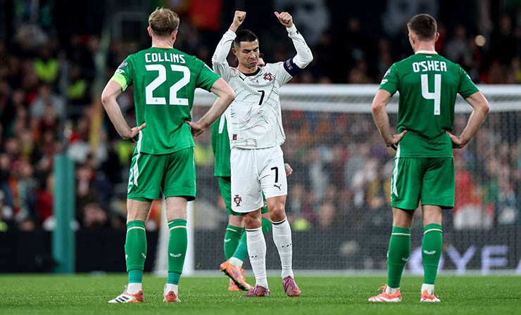 Ronaldo phải nhận thẻ đỏ