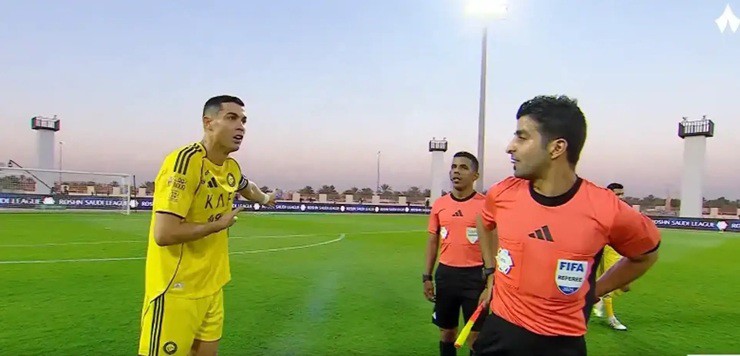 Ronaldo bị ghi lại cảnh chỉ trích trọng tài bằng lời lẽ mỉa mai