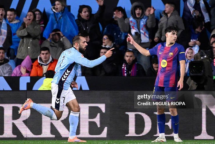 Hàng thủ lỏng lẻo&nbsp;của Barcelona liên tục bị đối thủ trừng phạt