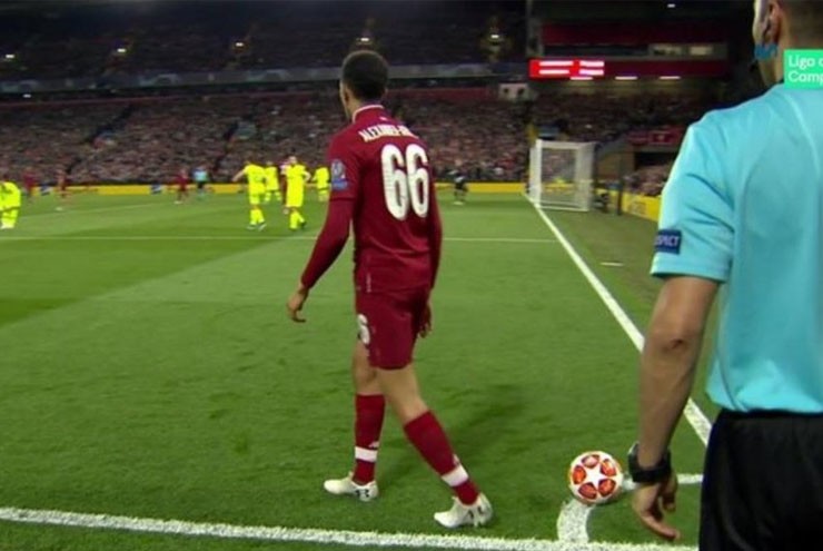 Alexander-Arnold từng tạo ra quả đá phạt góc&nbsp;khiến tất cả phải ngỡ ngàng